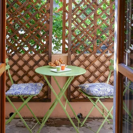 Chambers Short - Via Gezio Calini - 2 Studio Flats *