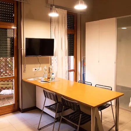Chambers Short - Via Gezio Calini - 2 Studio Flats Brescia
