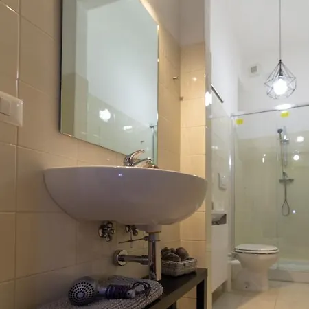 Chambers Short - Via Gezio Calini - 2 Studio Flats Апартаменты