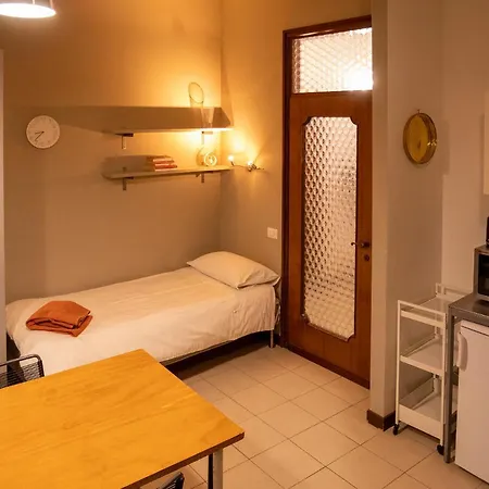 Chambers Short - Via Gezio Calini - 2 Studio Flats *