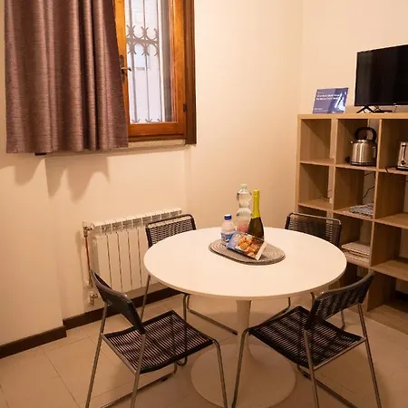 Апартаменты Chambers Short - Via Gezio Calini - 2 Studio Flats Брешия