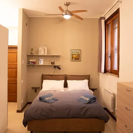 Chambers Short - Via Gezio Calini - 2 Studio Flats Апартаменты